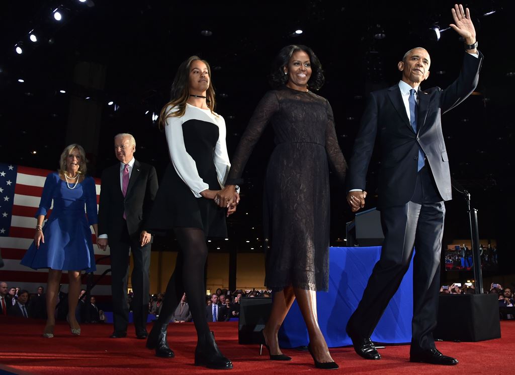 US First Lady Michelle Obama (2R) and US President Barack Obama greet supporters as daughter Malia looks on after the President delivered his farewell address in Chicago, Illinois on January 10, 2017. AFP / Nicholas Kamm