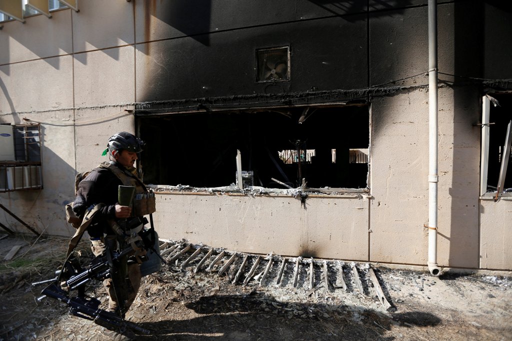 A member of Iraqi Special Operations Forces (ISOF) walks past a building of the University of Mosul during a battle with Islamic State militants, in Mosul, Iraq, January 14, 2017. REUTERS/Ahmed Saad
