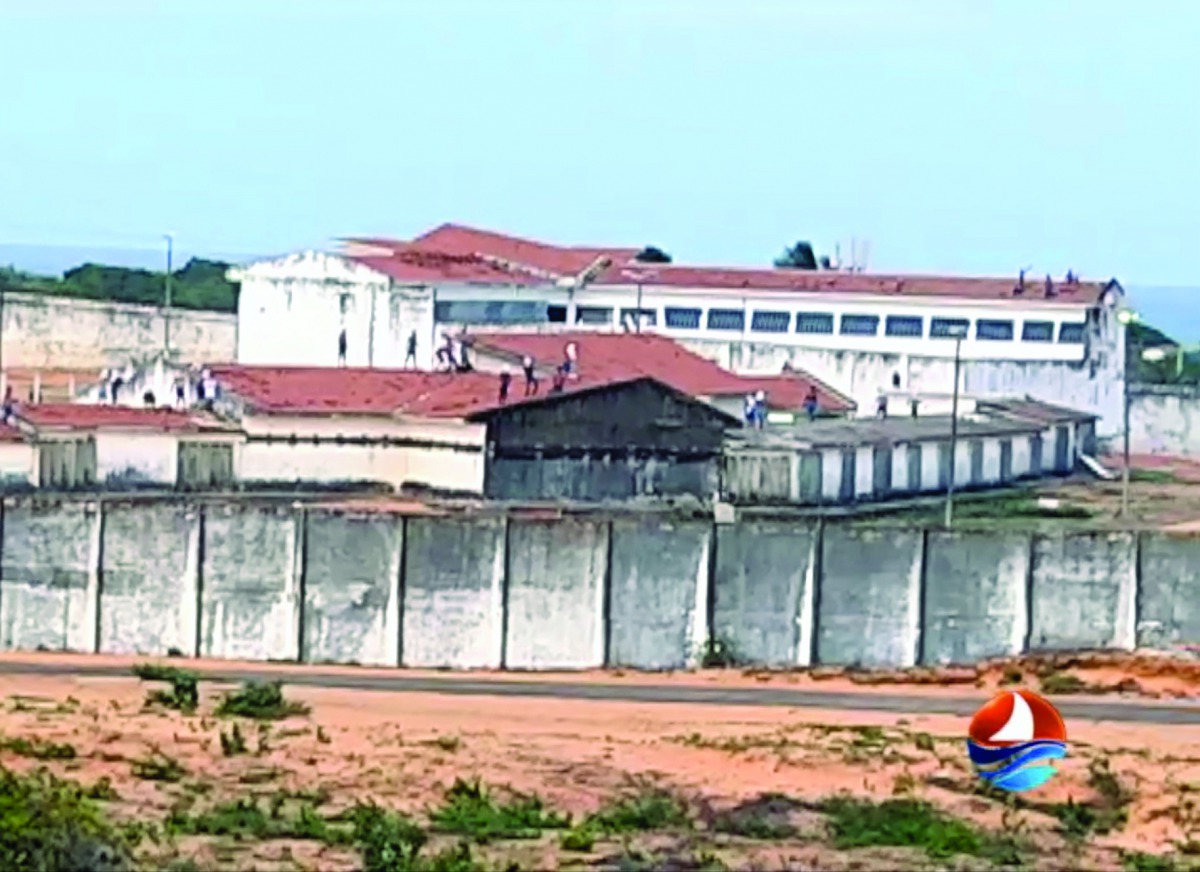 A television image of the Alcacuz Penitentiary Center near Natal, Rio Grande do Norte state, northeastern Brazil shows inmates throwing objects from the prison roof during a riot, yesterday.