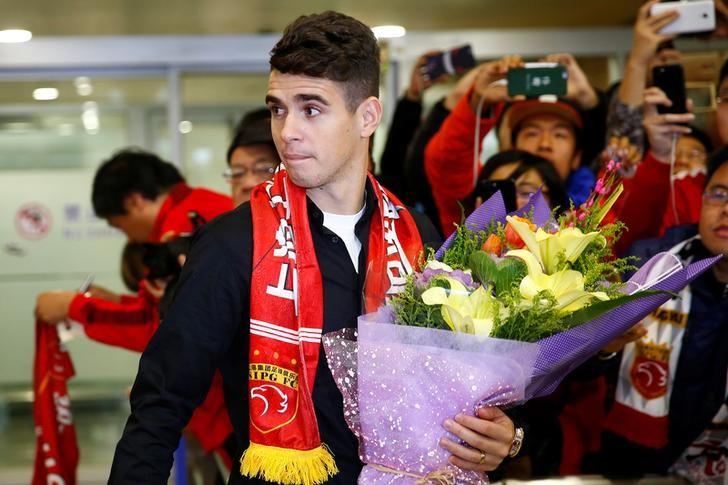 Brazilian international midfielder Oscar arrives at the Shanghai Pudong International Airport, after agreeing to join China super league football club Shanghai SIPG from Chelsea in Shanghai, China, January 2, 2017. Reuters/Aly Song