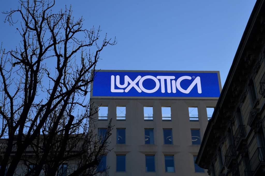 This picture taken on January 16, 2017 shows the logo of Italian eyewear company Luxottica in Milan.  AFP / Alberto PIZZOLI
