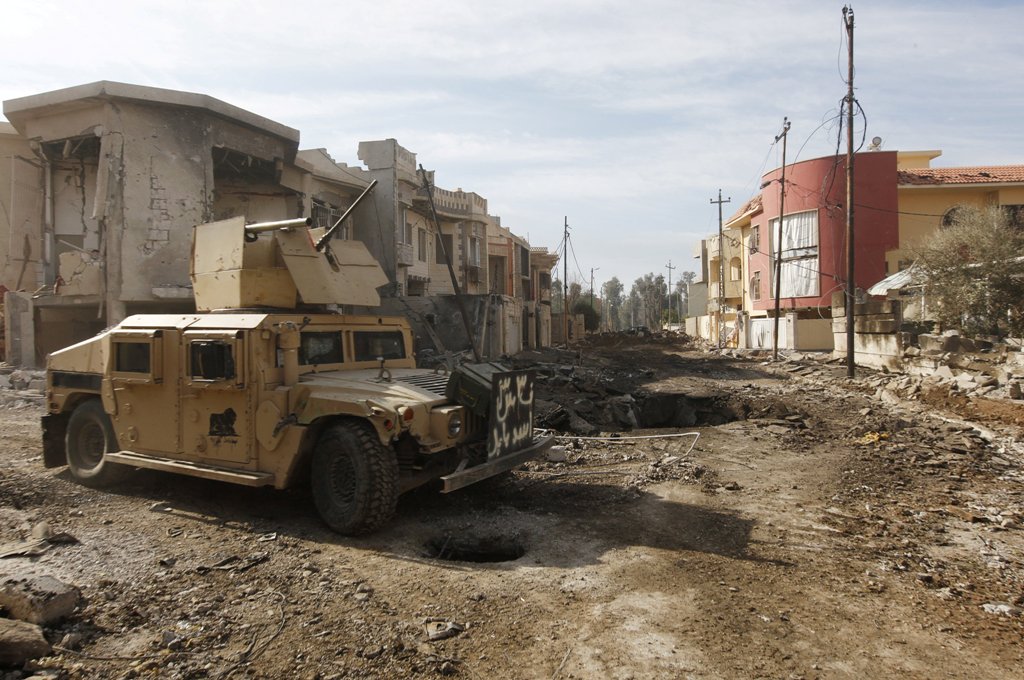 A military vehicle of Iraqi Counter-Terrorism Service (CTS) forces is seen at the site of car bomb attack during a battle with Islamic State militants in Andalus neighborhood of Mosul, Iraq, January 17, 2017. REUTERS/Alaa Al-Marjani
