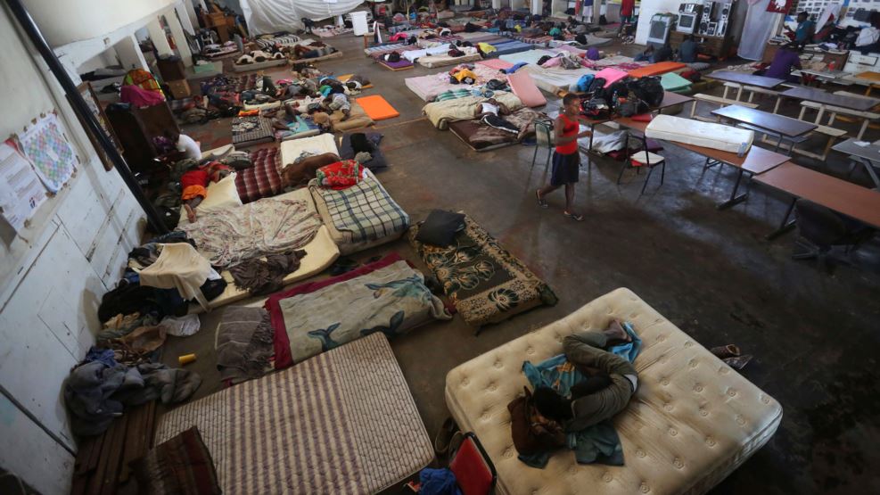 African and Haitian migrants intending to seek asylum in the US rest on mattresses inside a shelter in Mexicali, Mexico, Oct.5,  2016 (Reuters)  