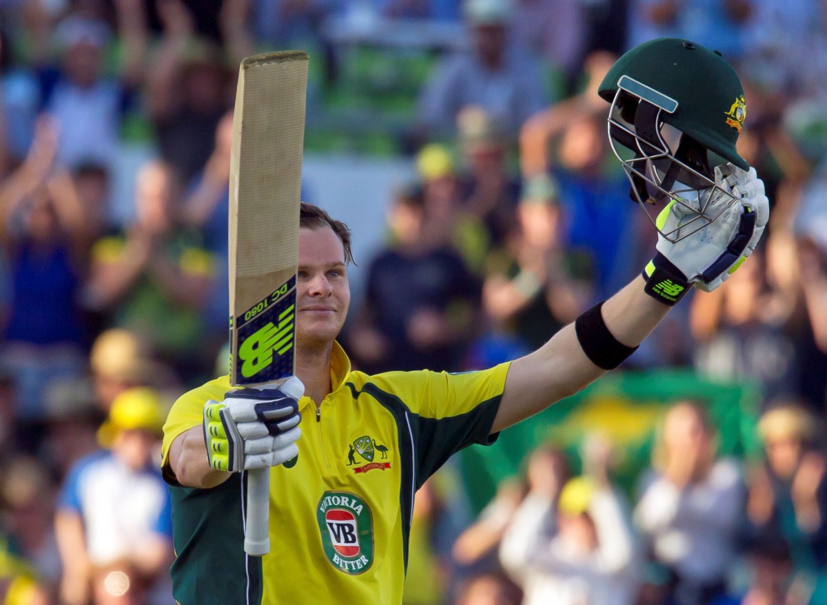 Australia's Steve Smith acknowledges the crowd after scoring a century during the third one-day international (ODI) cricket match between Pakistan and Australia at the WAcA in Perth on January 19, 2017. (AFP / TONY ASHBY)