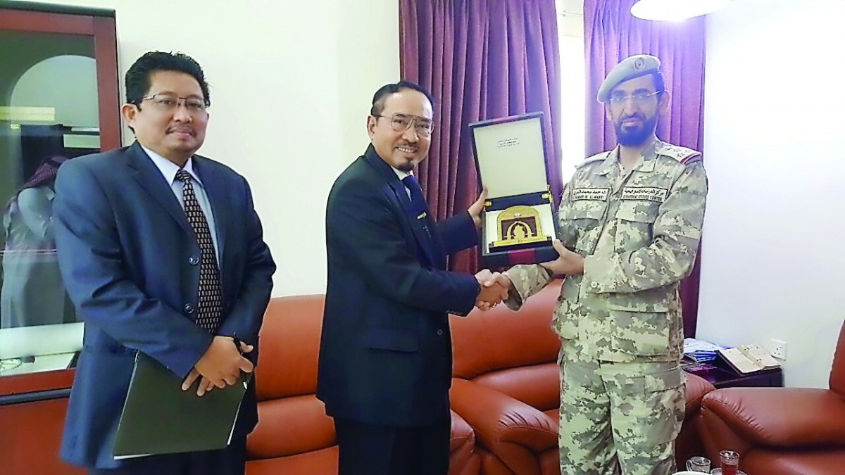 Indonesian Ambassador to Qatar, Marshal (Retd) Muhammad Basri Sidehabi, with the Leader of Strategic Studies Centre (SSC), Qatar Armed Force, Brigadier General Dr Hamad Mohammed Al Marri.