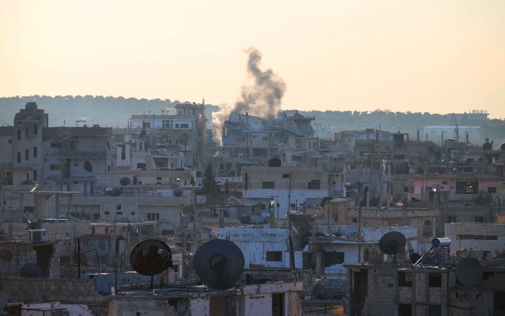 Smoke billows from reported shelling by Syrian government forces on the rebel-held area of Daraa, in southern Syria on Janauary 22, 2017 (AFP Photo/MOHAMAD ABAZEED).