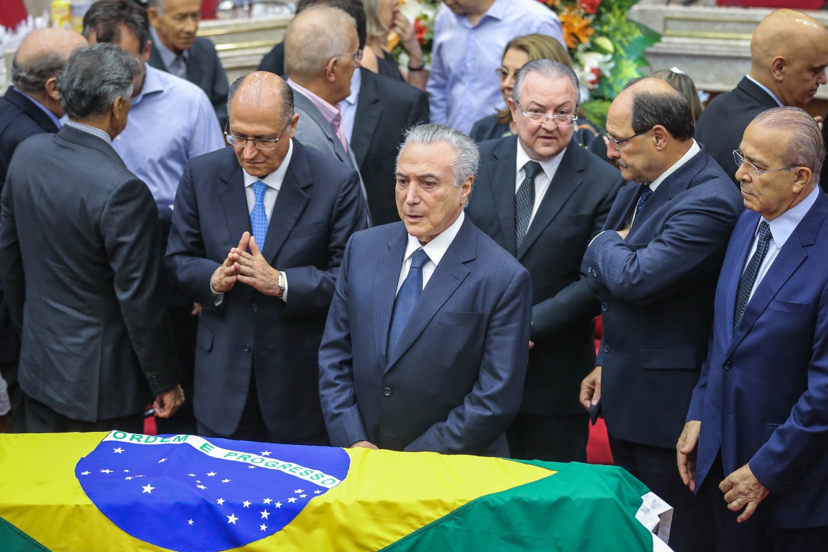 Brazilian President Michel Temer (C) attends the funeral of Supreme Court Justice Teori Zavascki at the Federal Regional Court of the 4th Region, where the wake is being held in Porto Alegre, southern Brazil, on January 21, 2017. Relatives and allies of Z