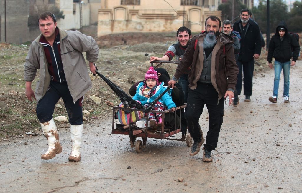 Iraqi families flee an area near Mosul controlled by Islamic State group on January 22, 2017 (AFP Photo/AHMAD AL-RUBAYE).