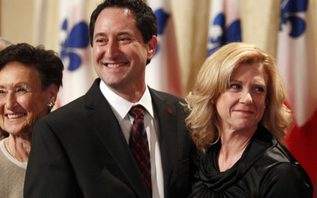 Michael Applebaum (L) smiles with his wife Merle (R) following his swearing-in ceremony to become Montreal's interim mayor in Montreal, Quebec, November 19, 2012. REUTERS/Christinne Muschi