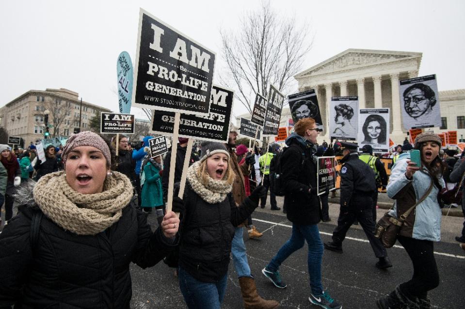 FILE PHOTO: Anti-abortion demonstrators march past the US Supreme Court in Washington, DC, on January 22, 2016 (AFP / Nicholas Kamm) 