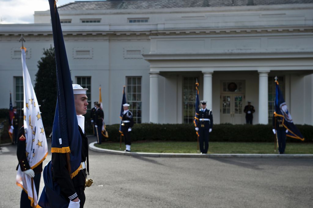 Members of the US military await the arrival of British Prime Minister Theresa May before a meeting with US President Donald Trump at the White House on January 27, 2017 in Washington, DC. / AFP / Brendan Smialowski