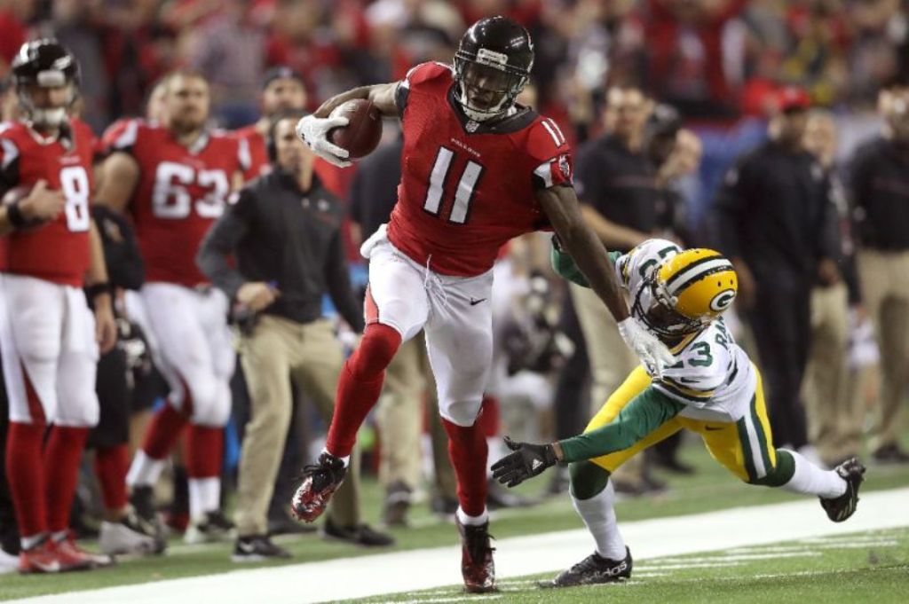 Julio Jones of the Atlanta Falcons runs after a catch for a 73 yard touchdown against Damarious Randall of the Green Bay Packers in the third quarter in the NFC Championship Game at the Georgia Dome on January 22, 2017 (AFP Photo/Rob Carr)