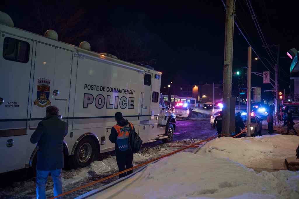 Canadian police officers respond to a shooting in a mosque at the Quebec City Islamic cultural center on Sainte-Foy Street in Quebec city on January 29, 2017. AFP / Alice Chiche
