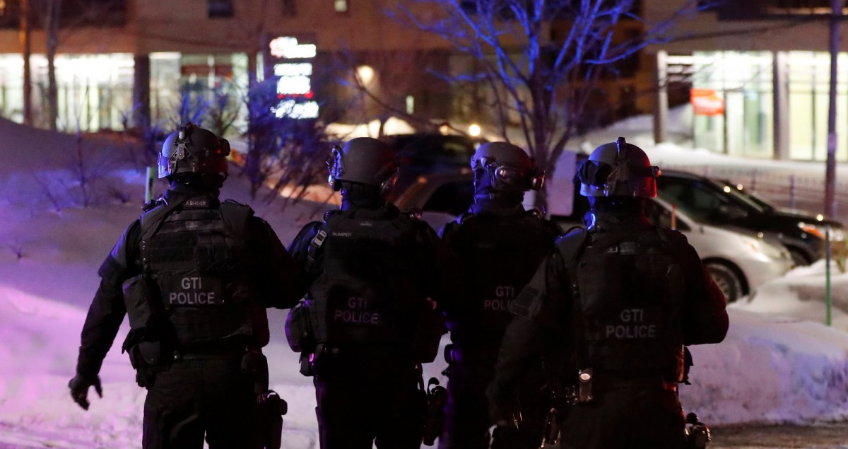 Swat team police officer walk aournd a mosque after a shooting in Quebec City, January 29, 2017. REUTERS/Mathieu Belanger
