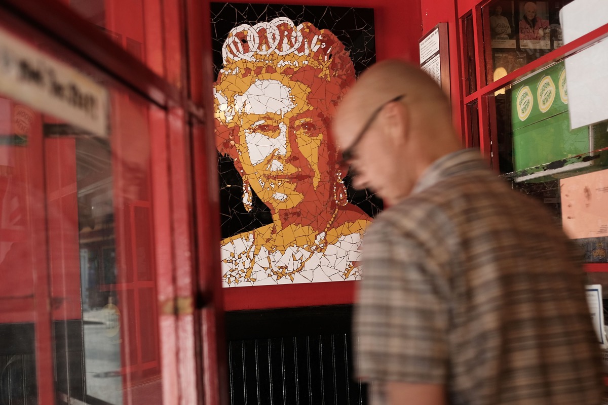 A portrait of Queen Elizabeth hangs on a wall at a British restaurant in Manhattan on June 24, 2016 (AFP / Getty Images) 