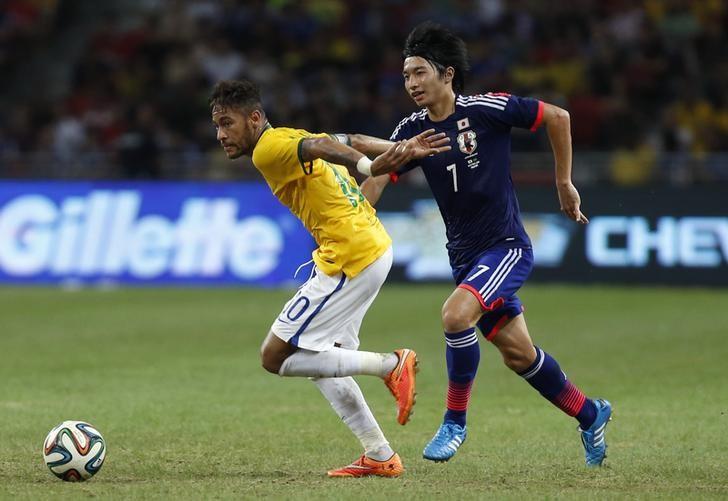 Brazil's Neymar (L) is challenged by Japan's Gaku Shibasaki during a friendly match. (file photo / Reuters)