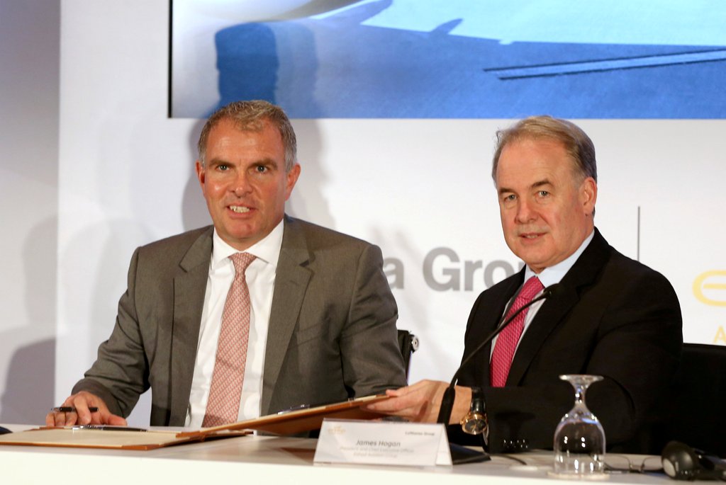Etihad Aviation Group CEO James Hogan (R) and Carsten Spohr, Chief Executive Officer of Lufthansa, sign a deal in Abu Dhabi, United Arab Emirates February 1, 2017. REUTERS/Stringer
