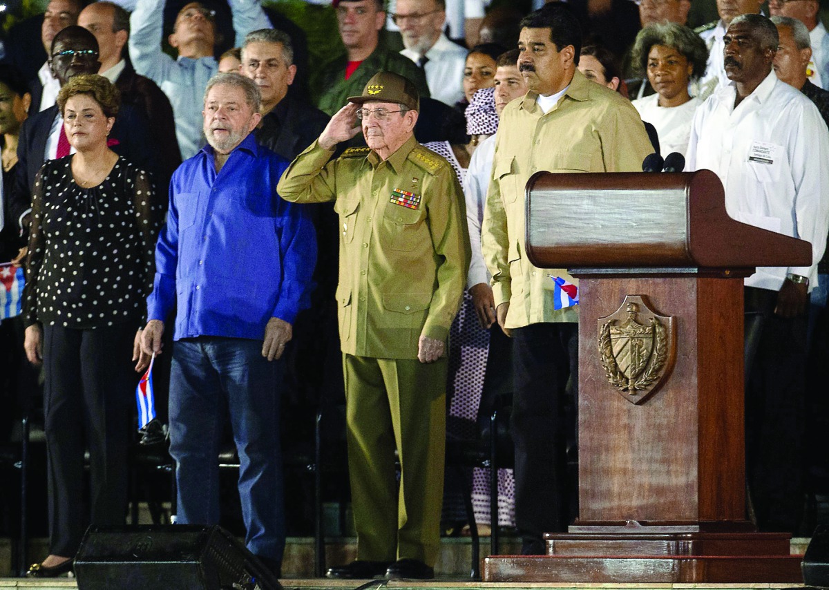 FILE PHOTO: Raul Castro salutes next to Nicolas Mduro,Dilma Rousseff and Luiz Inacio Lula Da Silva during the last ceremony to pay homage to Fidel Castro in Santiago (AFP / JUAN BARRETO) 
