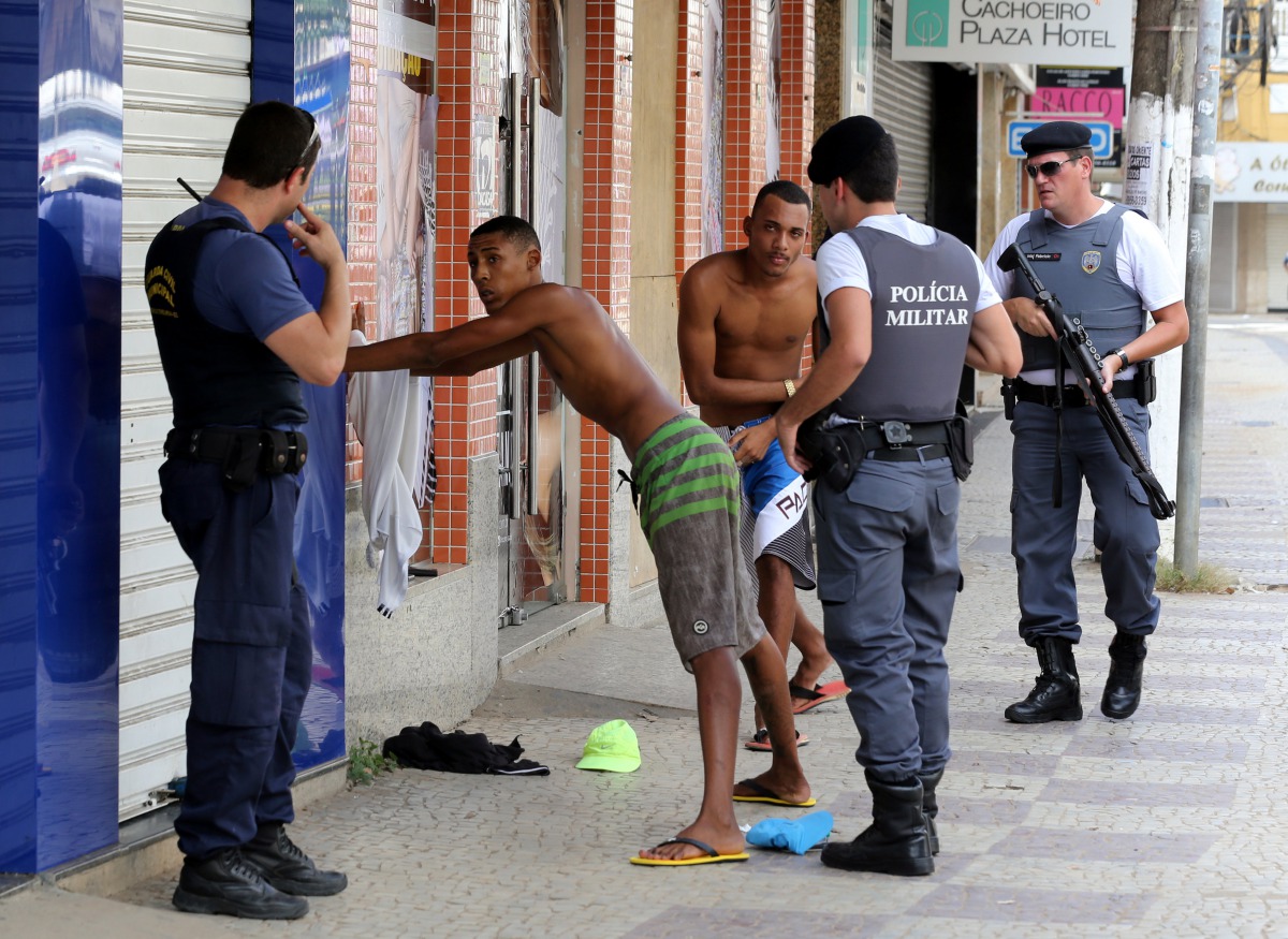 Police search and question men before allowing them to continue on their way in Cachoeira do Itapemirim, Espirito Santo, Brazil, February 7, 2017. REUTERS/Paulo Whitaker