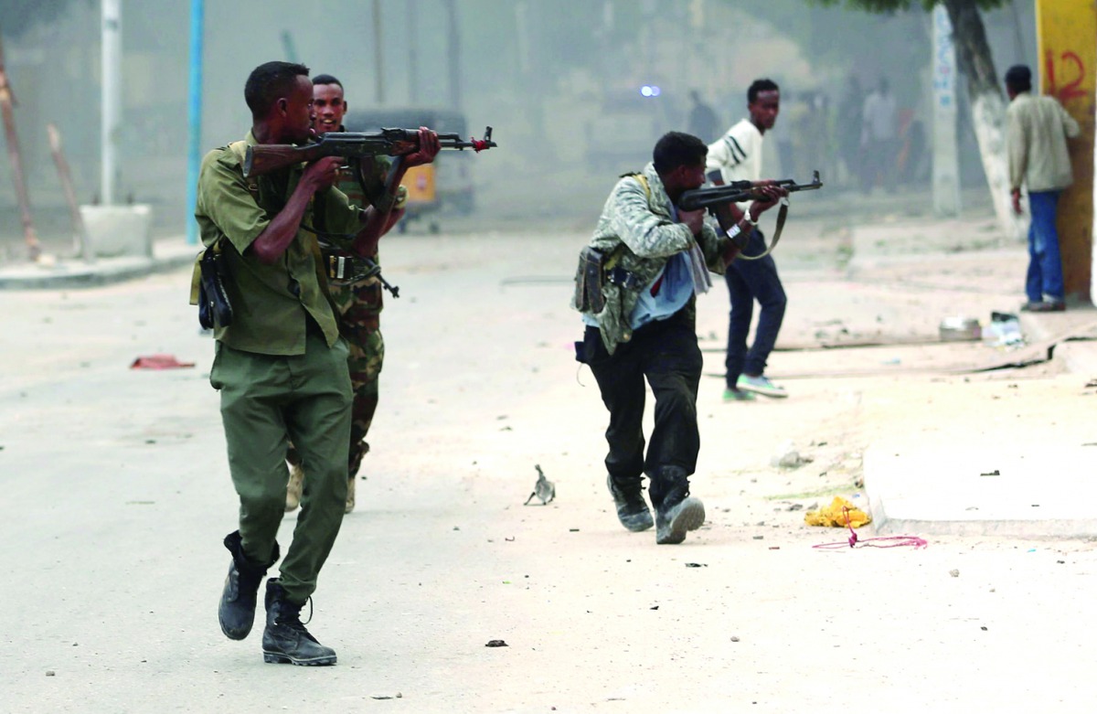 Somali government soldiers run to take their positions during gunfire after a suicide bomb attack outside Nasahablood hotel in Mogadishu, June 25, 2016 (REUTERS / Feisal Omar) 