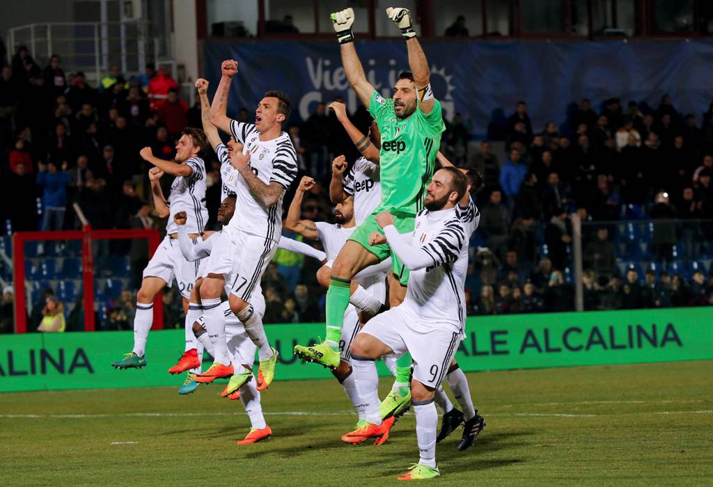 Juventus' players celebrate at the end of the match against Crotone. REUTERS/Ciro De Luca
