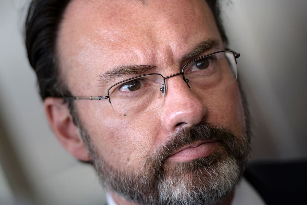 Mexican Foreign Minister Luis Videgaray Caso leaves the US Department of State after a meeting February 8, 2017 in Washington, DC. / AFP / Brendan Smialowski
