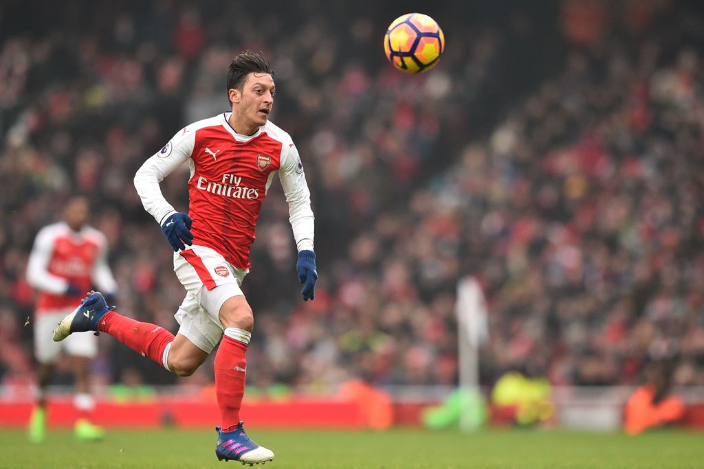 Arsenal's German midfielder Mesut Ozil chases the ball during the English Premier League football match between Arsenal and Hull City at the Emirates Stadium in London on February 11, 2017. AFP / Glyn Kirk