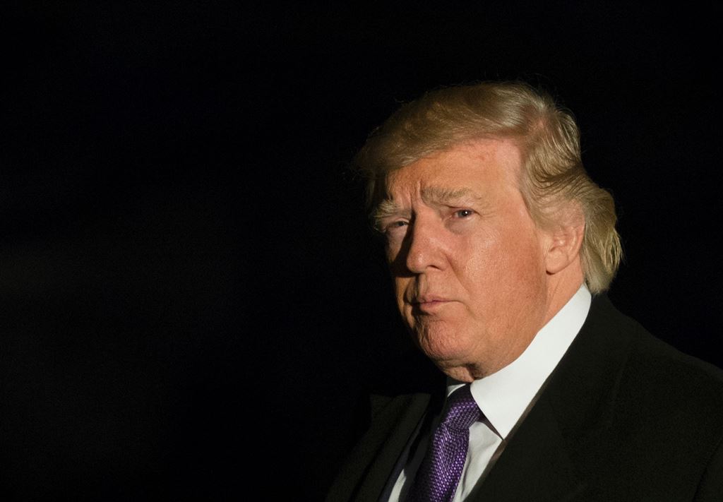 US President Donald Trump walks from Marine One on the South Lawn of the White House as he returns from his weekend trip to Mar-a-Lago, on February 12, 2017, in Washington, DC. AFP / MOLLY RILEY
