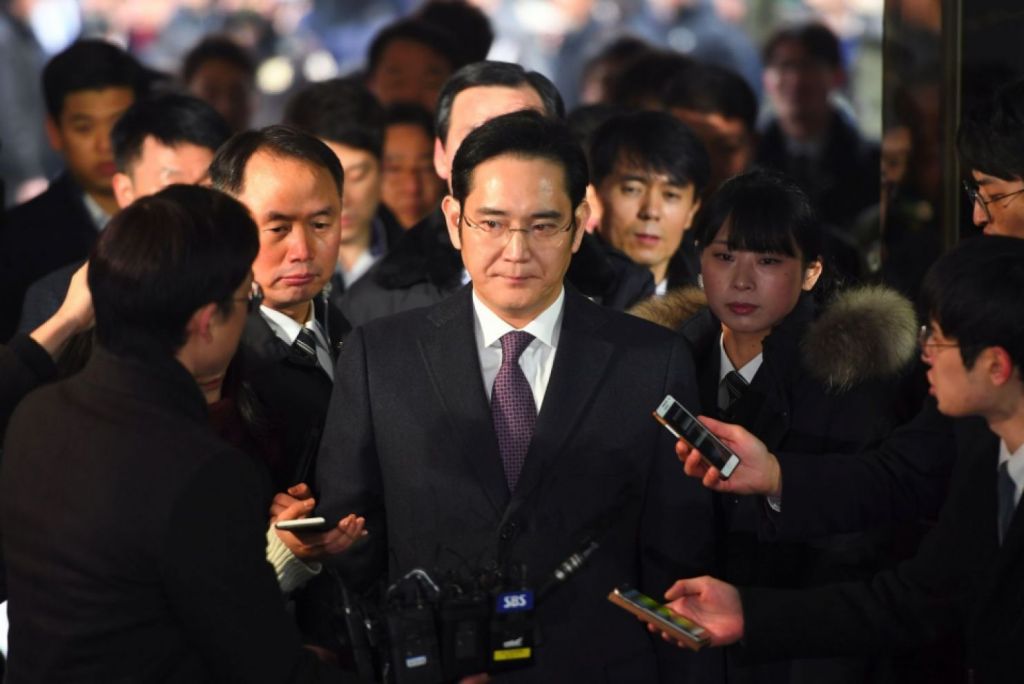 Samsung Group leader Jay Y Lee appeared at the South Korean special prosecutor's office on Monday for questioning as part of a wider investigation into an influence-peddling scandal that could topple President Park Geun-Hye. PHOTO: AFP.