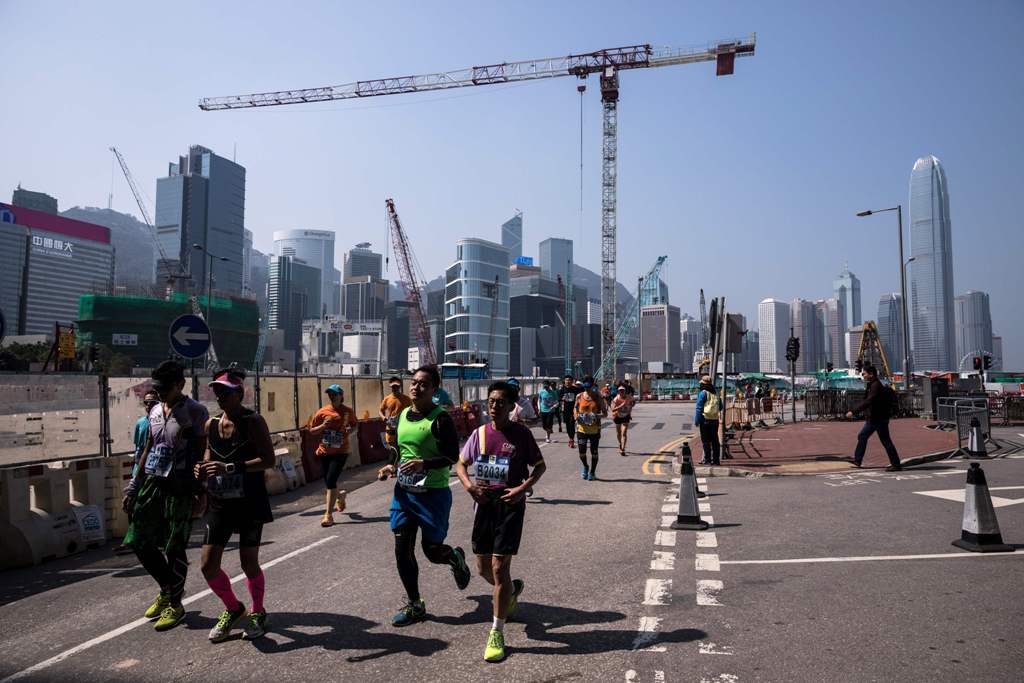 Runners take part in the Hong Kong Marathon in Hong Kong on February 12, 2017. / AFP / Dale DE LA REY
