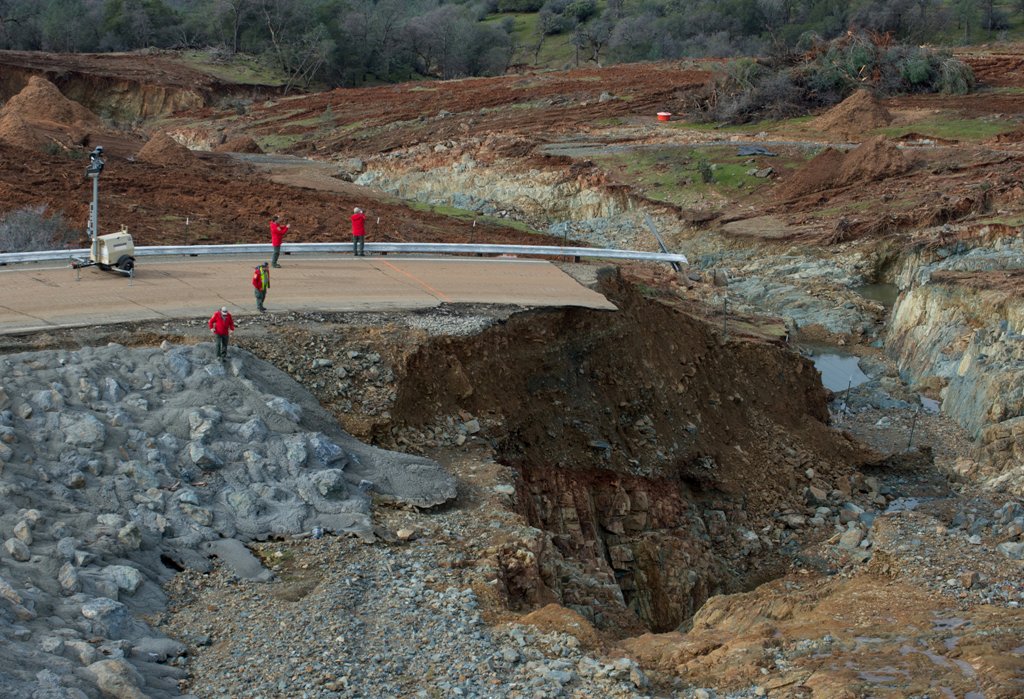 California Department of Water Resources crews inspect and evaluate the erosion just below the Lake Oroville Emergency Spillway site after lake levels receded, in Oroville, California, U.S., February 13, 2017. Kelly M. Grow/ California Department of Water