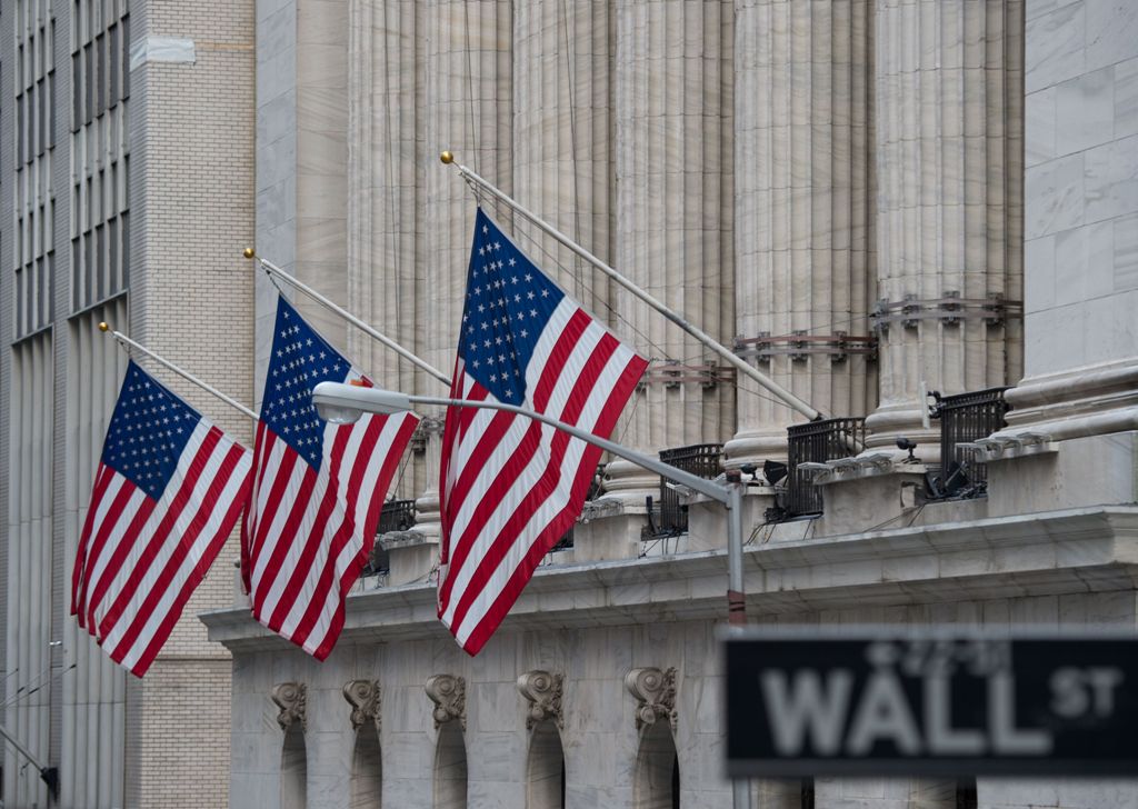 A street sign is seen near the New York Stock Exchange in New York on February 16, 2017. Wall Street stocks finished mixed Thursday as a five-day streak of record highs finally began to show signs of fatigue. / AFP / Bryan R. Smith