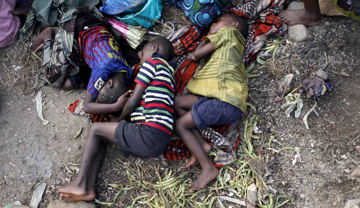 FILE PHOTO: Sick Burundian refugees sleep as they wait for treatment at a makeshift clinic on the shores of Lake Tanganyika in Kagunga village in Kigoma region in western Tanzania,May 17, 2015 (Reuters / THOMAS MUKOYA) 