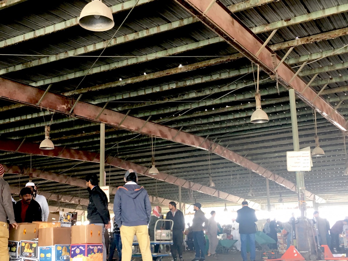 The wholesale vegetable market witnessed a fall in the number of customers.