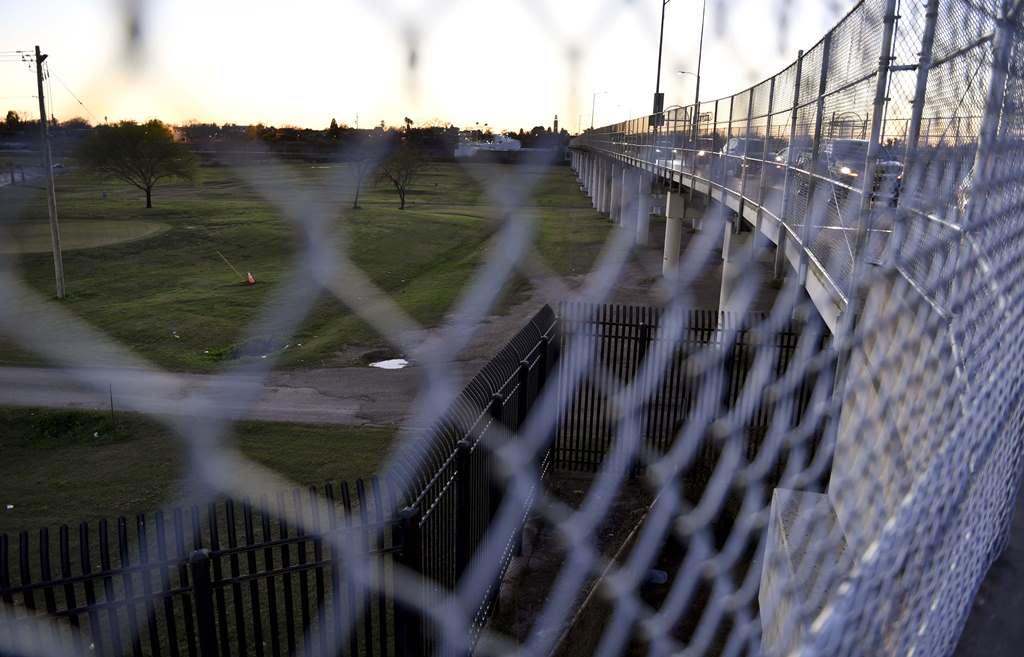 View of metal fence from international bridge between Mexico and US on February 21, 2017 in Piedras Negras, Coahuila state, northern Mexico. AFP / YURI CORTEZ