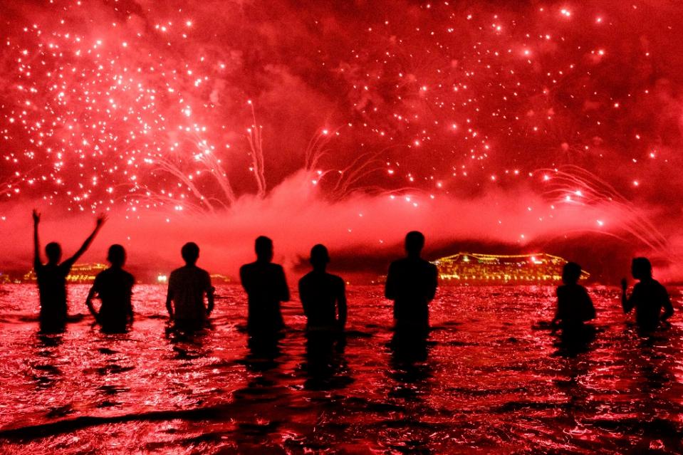 FILE PHOTO: People watch fireworks during New Year celebrations at Copacabana beach in Rio de Janeiro on January 1, 2016 (AFP / Yasuyoshi Chiba) 