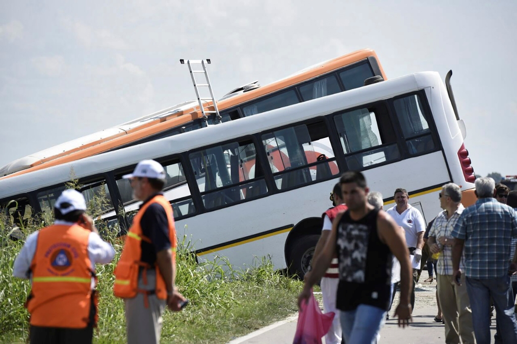 Photo released by Agencia Rosario via Noticias Argentinas of two buses after they crashed  at the national route 33 in Perez, Santa Fe province, Buenos Aires on February 24, 2017.AFP / NOTICIAS ARGENTINAS
