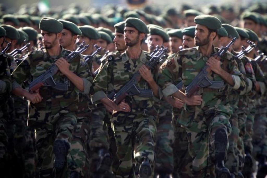 Members of Iran's Revolutionary Guards march during a military parade to commemorate the 1980-88 Iran-Iraq war in Tehran September 22, 2007. REUTERS/Morteza Nikoubazl/File Photo