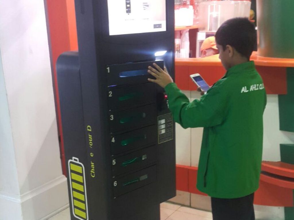 Mobile charging machine at Landmark. Photo by Abdul Basit © The Peninsula