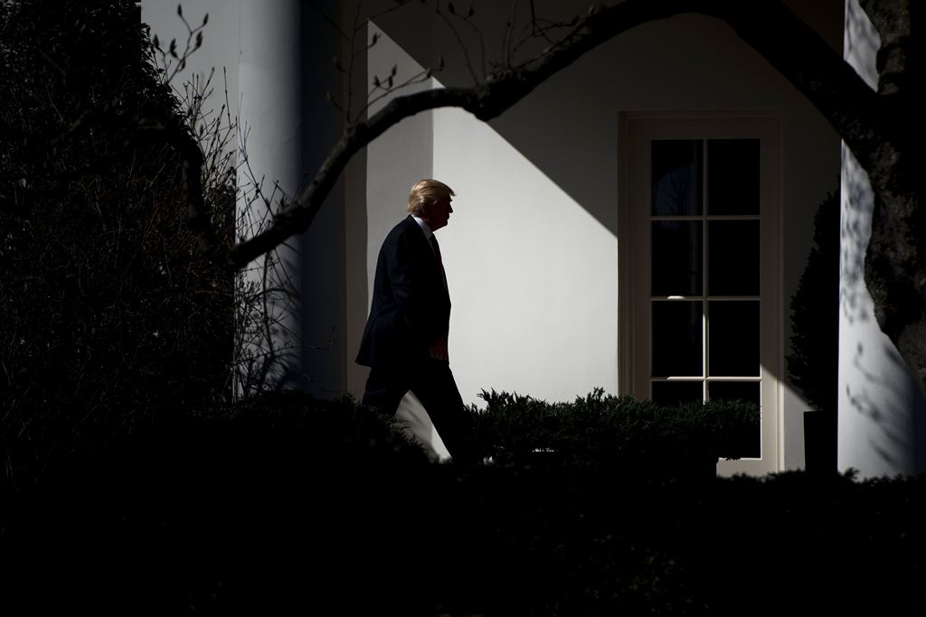 US President Donald Trump walks from Marine One to the White House February 24, 2017 in Washington, DC. / AFP / Brendan Smialowski