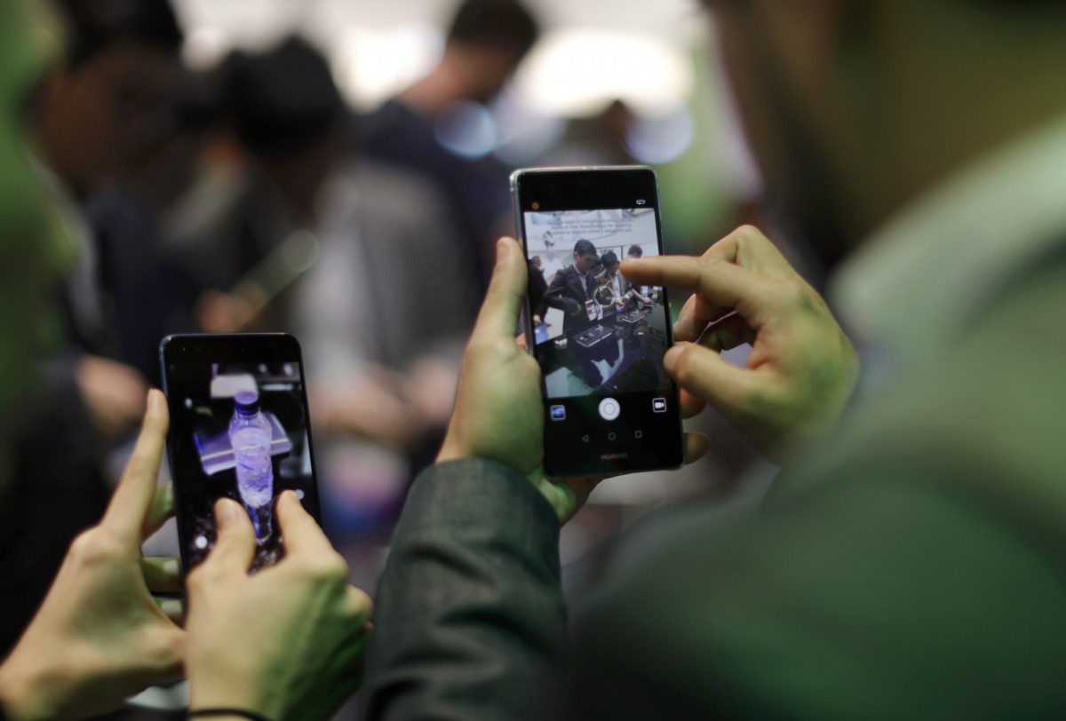 Visitors try Huawei's devices during Mobile World Congress in Barcelona, Spain, February 27, 2017. REUTERS/Eric Gaillard