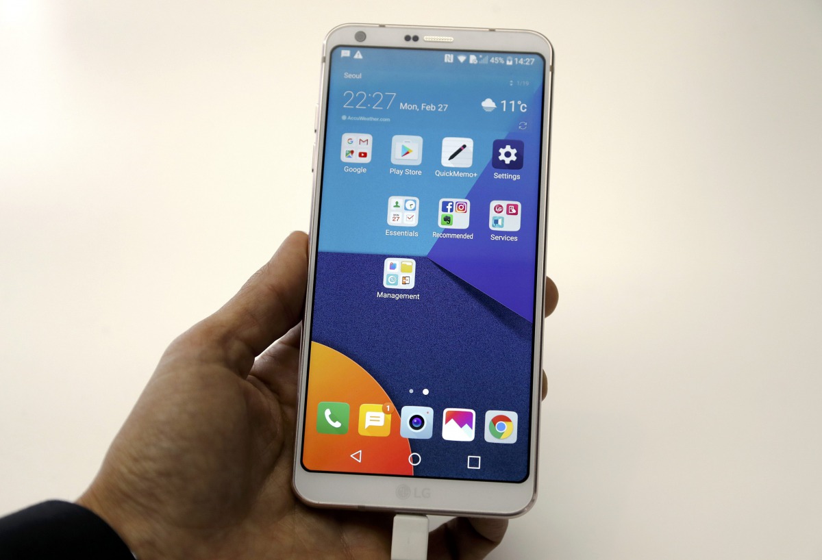 A man shows a new LG G6 device at Mobile World Congress in Barcelona, Spain, February 27, 2017. REUTERS/Eric Gaillard