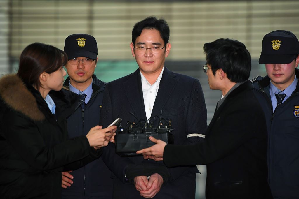 (FILES) In a file photo taken on February 22, 2017 Lee Jae-Yong (C), vice chairman of Samsung Electronics, arrives for questioning at the office of a special prosecutor investigating a corruption scandal in Seoul. AFP / JUNG YEON-JE