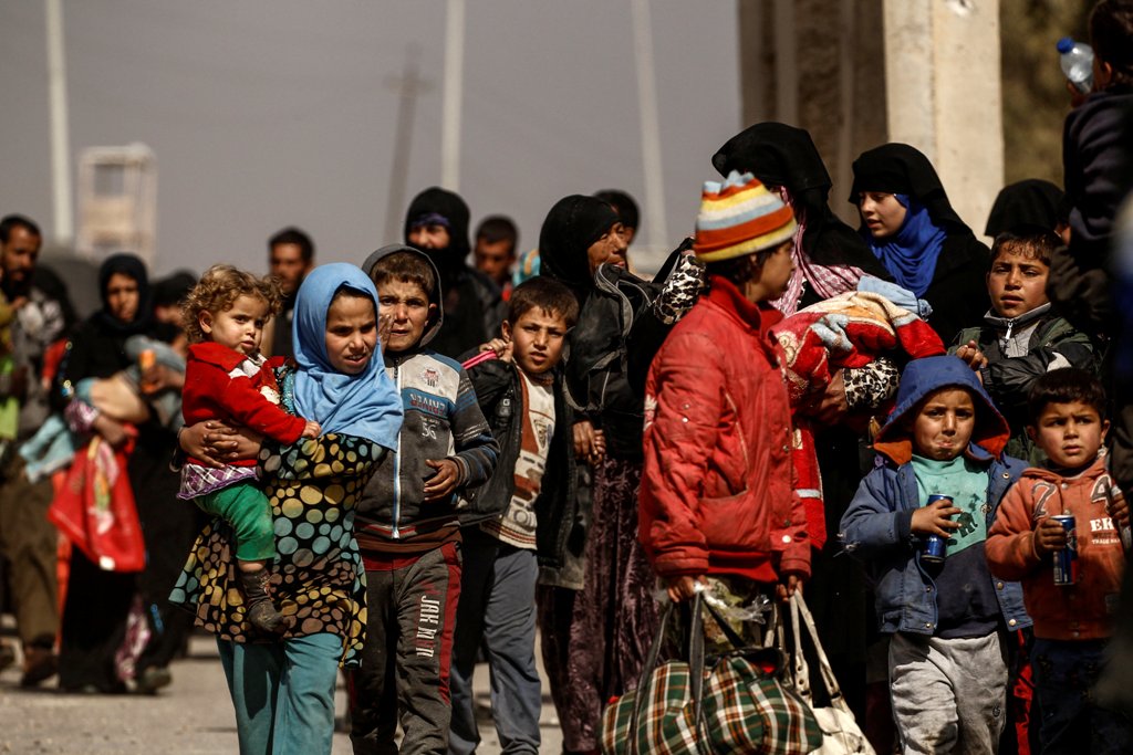 Displaced Iraqis flee their homes, while Iraqi forces battle with Islamic State militants in western Mosul, Iraq, February 28, 2017. REUTERS/Zohra Bensemra
