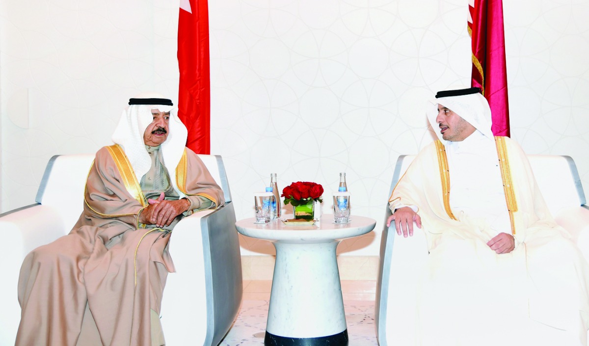 The Emir hosted a luncheon banquet in honour of the Prime Minister of Bahrain. Later, Father Emir H H Sheikh Hamad bin Khalifa Al Thani hosted a dinner banquet at Rawdat Umm Ithnaithain in honour of the Bahraini Premier.