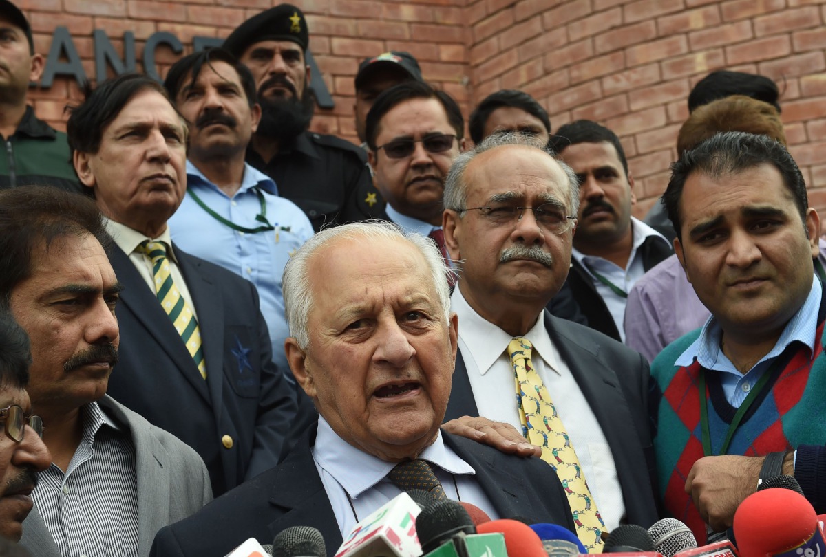 Chairman of the Pakistan Cricket Board (PCB) Shaharyar Khan (C) talks to journalists outside the Gaddafi Cricket Stadium in Lahore on February 28, 2017, ahead of the final cricket match of the Pakistan Super League (PSL).(AFP / ARIF ALI)