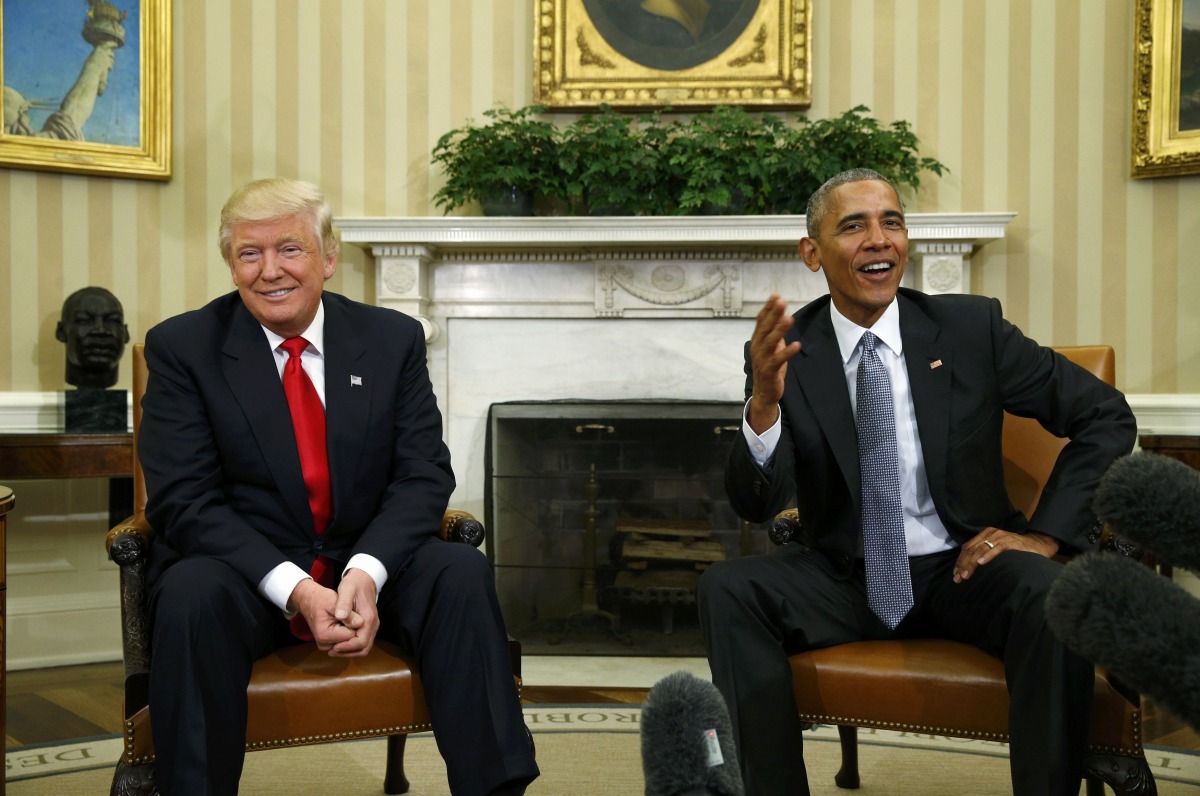 FILE PHOTO: Barack Obama meets with President-elect Donald Trump to discuss transition plans in the White House Oval Office in Washington November 10, 2016 (REUTERS / Kevin Lamarque) 