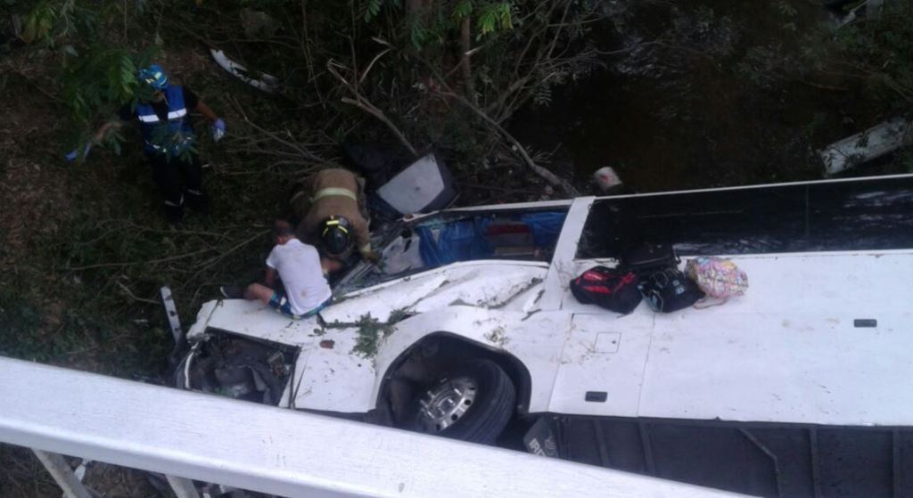 Rescuers work to free victims from inside the overturned bus in Anton, Cocle, Panama. / Twitter.