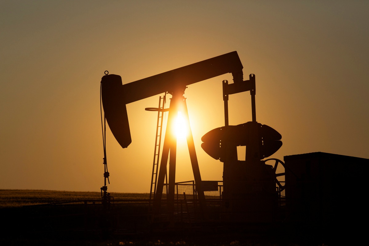 An oil pump jack pumps oil in a field near Calgary, Alberta, Canada on July 21, 2014. (REUTERS/Todd Korol/File Photo)