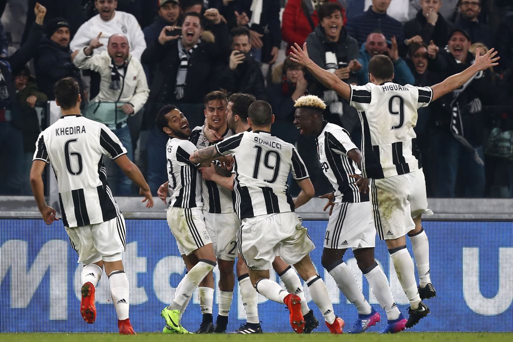 Paulo Dybala (3rdL) celebrates with teammates after scoring during the Italian Serie A football match Juventus Vs AC Milan on March 10, 2017 at the 'Juventus Stadium' in Turin. / AFP / Marco BERTORELLO

